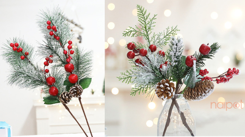 Nhành thông và hoa cũng là phụ kiện trang trí tuyệt vời