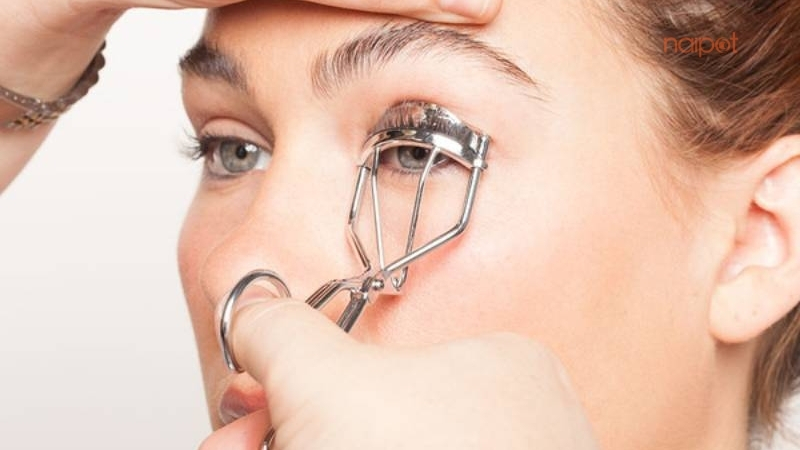 Mẹo kẹp mi cong, giữ nếp lâu Mẹo kẹp mi cong, giữ nếp lâu