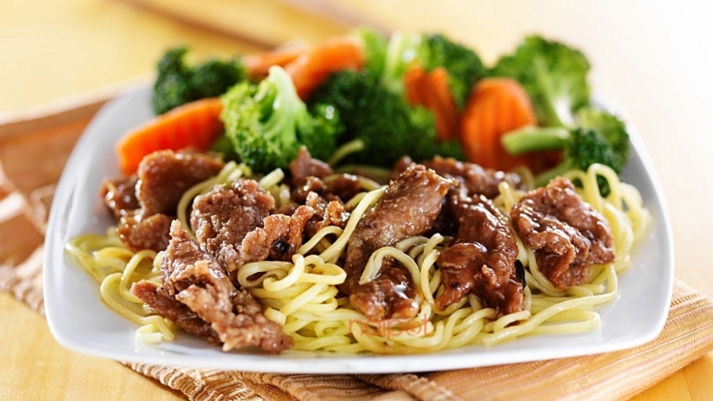 Mì sợi xào bò rau củ Mì sợi xào bò rau củ