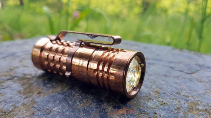 Đèn pin, bình giữ nhiệt, lều mini Đèn pin, bình giữ nhiệt, lều mini