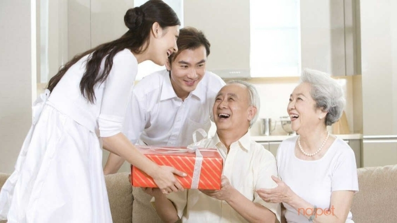 Gợi ý quà tặng ý nghĩa dành cho ba mẹ dịp Vu Lan 2025