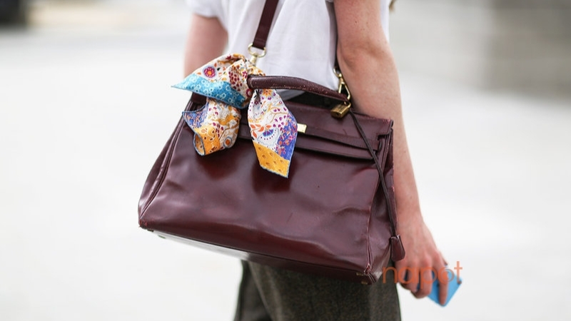 Thắt khăn vào túi xách Thắt khăn vào túi xách